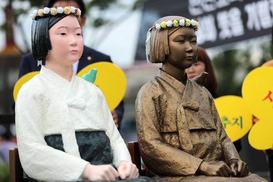 세계 위안부의 날을 맞아 동아운수 151번 버스에 태워졌던 '평화의 소녀상'이 추석을 이틀 앞둔 2일 오후 전북 전주에 도착해 풍남문광장에 세워진 소녀상과 나란히 앉아 있다.[연합뉴스]