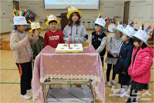 체험학습 중인 백의초 학생들.(사진=백의초 제공)