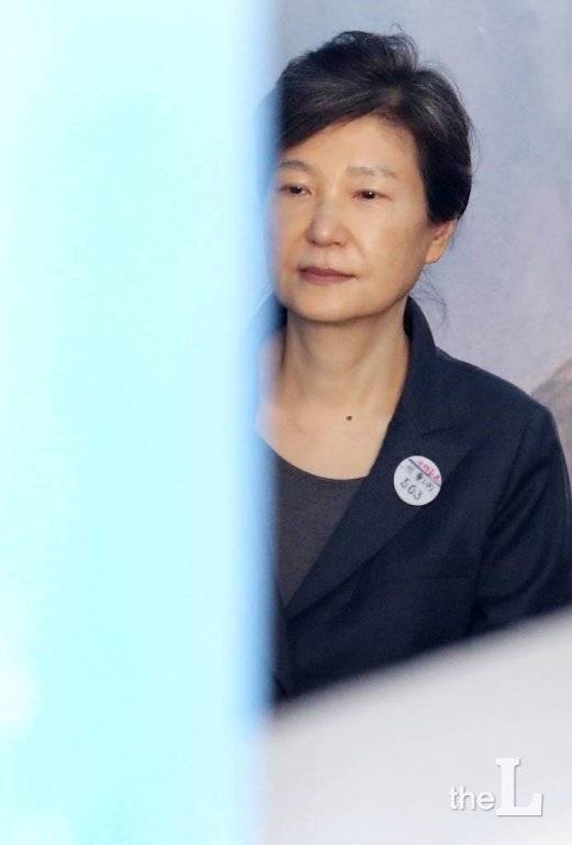 박근혜 전 대통령이 지난달 28일 오전 서초동 서울중앙지법에 출석하고 있다. /사진=홍봉진 기자