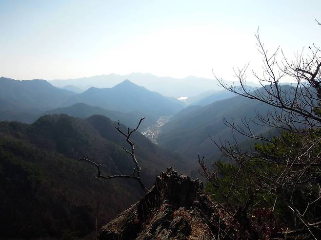 한남금북정맥에 속하는 속리산 천왕봉의 갈목재 [사진 부산대 김동필 교수]