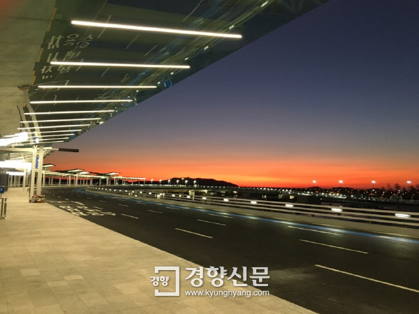 인천공항 제2여객터미널 3층 출국장에서 바라본 서해 낙조 모습|인천국제공항공사 제공