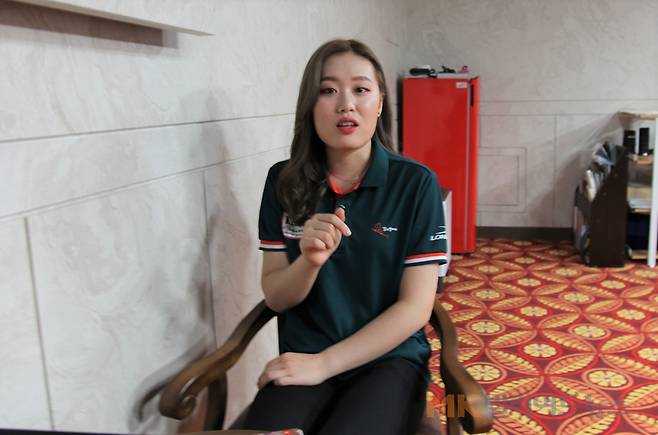 여자 3쿠션 국내랭킹 1위에 오른 김보미를 MK빌리어드뉴스가 만났다. 자신의 당구인생을 풀어놓고 있는 김보미.