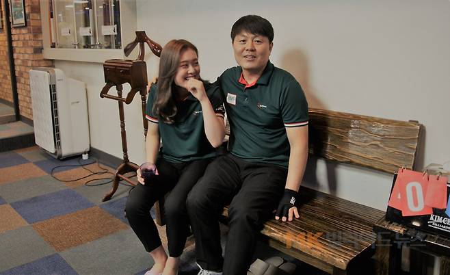 아버지 김병호 선수가 어깨동무를 하자 김보미는 얼굴에 홍조까지 띄며 연신 어색해했다. 김보미는 "생애 처음 한 아버지와의 어깨동무"라고 했다.