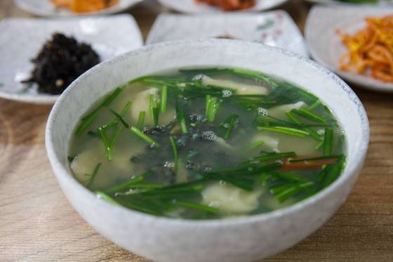 전남 구례의 대표적인 향토음식 '다슬기 수제비'. 구례읍 부부식당이 원조 격으로 꼽힌다.