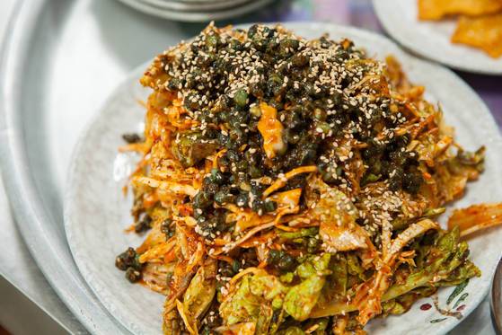 여럿이 식당을 찾는다면 다슬기 회무침도 먹어보자.