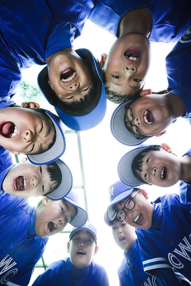 서울 노원구,도봉구 유소년 야구단의 연습경기가 지난 24일 오전 서울 노원구 불암산종합스타디움 야구장에서 열렸다. 이날 노원구 선수들이 모여서 파이팅을 외치고 있다. 김경록 기자