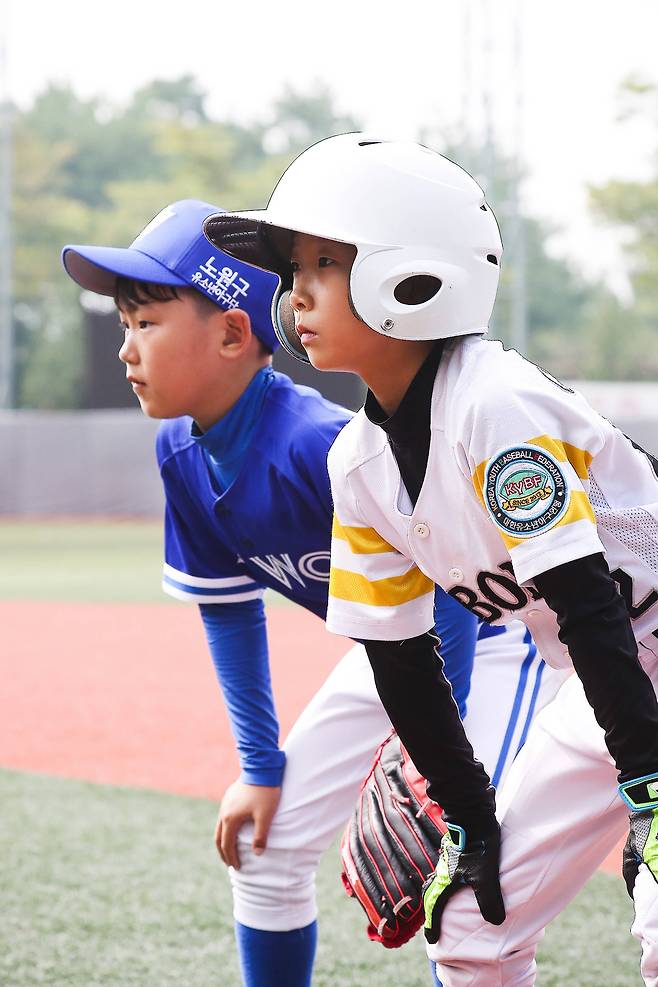 도봉구 이재희 선수가 1루로 진루했다. 타석에 있는 타자를 집중해서 응시하고 있다. 김경록 기자