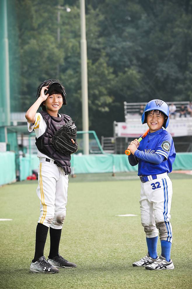 경기를 마치고 양 팀 선수를 대표해서 도봉구 이시후 선수(왼쪽)와 이민서 선수가 카메라를 향해 포즈를 취했다. 양 선수의 유니폼 바지 무릎 부분에 그들의 열정이 묻어 있다. 김경록 기자