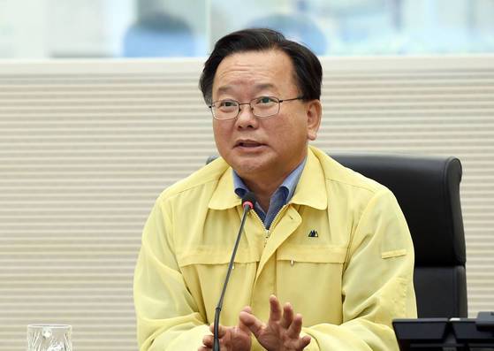 김부겸 행정안전부 장관이 2일 정부세종2청사 행안부 중앙재난안전상황실을 방문해 비상근무자들을 격려하고 있다. [연합뉴스]
