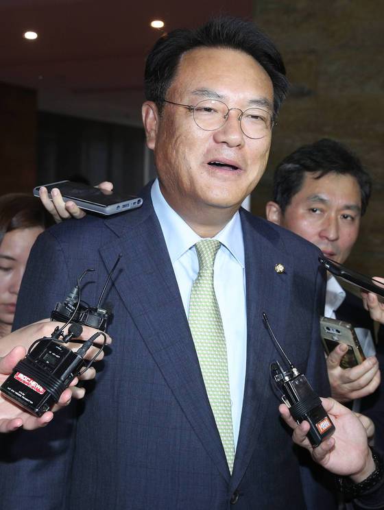 자유한국당 정진석 의원이 9월 28일 오후 국회에서 열린 본회의에 참석하기 위해 회의장으로 향하며 취재진 질문에 답하고 있다. [연합뉴스]