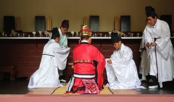 초헌관이 제단에 술잔을 올리고 있다. 강정현 기자