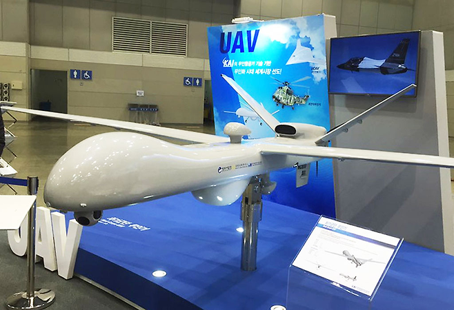 한국항공우주산업(KAI)이 2016 대한민국 방위산업전에 전시한 차기 군단급 무인기 모형. © 사진=연합뉴스