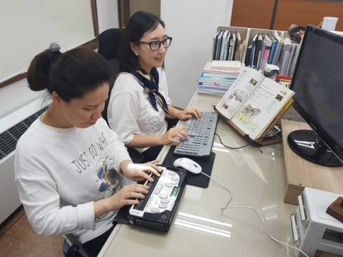 (서울=연합뉴스) 안홍석 기자 = 지난달 29일 서울 관악구 실로암 시각장애인복지관에서 7년차 점역사인 이정원(34·여)씨가 중국어 학습서를 점역하고 있다. 2017.9.29 [자료제공 : 실로암 시각장애인복지관]