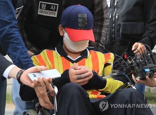 (서울=연합뉴스) 서명곤 기자 = 중학생 딸 친구 살해·시신 유기 사건의 피의자 '어금니 아빠' 이 모씨가 9일 오후 조사를 받기 위해 서울 중랑구 중랑경찰서로 들어서고 있다. 2017.10.9  seephoto@yna.co.kr