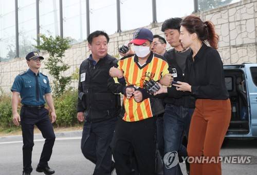 (서울=연합뉴스) 이지은 기자 = 중학생 딸 친구 살해·시신 유기 사건의 피의자 '어금니 아빠' 이 모씨가 10일 오전 조사를 받기 위해 서울 중랑구 중랑경찰서로 들어서고 있다.       jieunlee@yna.co.kr