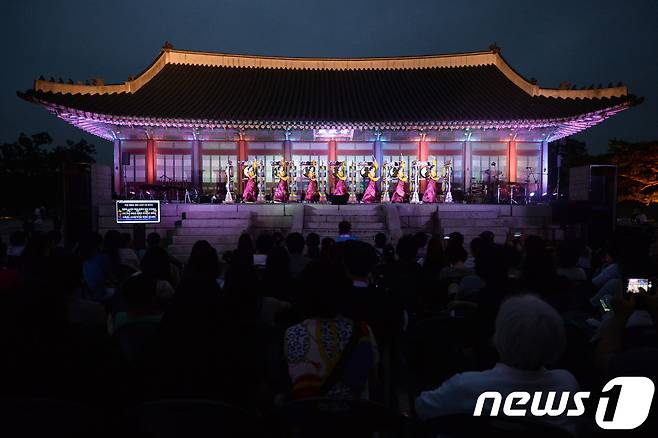 지난7월24일 오후 서울 경복궁 수정전에서 열린 고궁음악회에서 출연진들이 다섯개의 북을 이용한 ‘오고무’를 선보이고 있다. 2017.7.24/뉴스1 © News1 이재명 기자