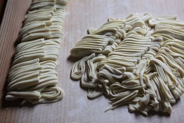 썰어놓은 칼국수.