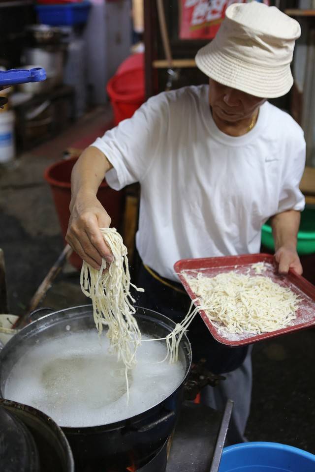 대구 서문시장 칼국수골목의 ‘합천할매손국수’집.
