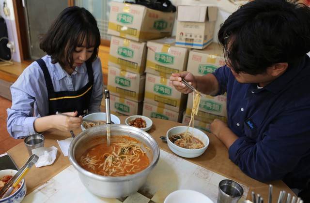 포항 구룡포 ‘까꾸네모리국수’집은 여행 온 젊은이들이 많이 찾는 곳이다.