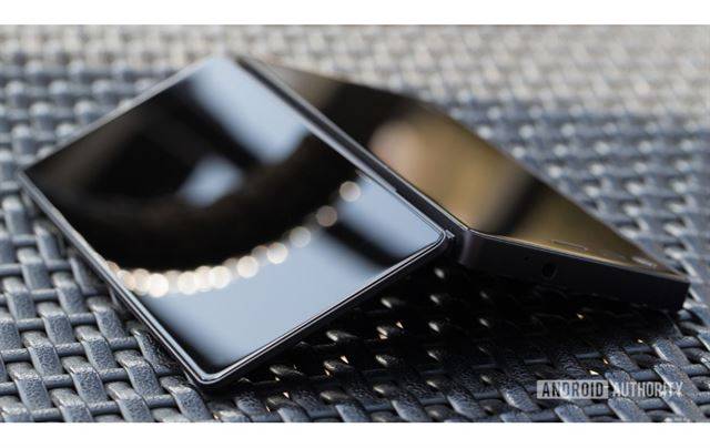 ZTE 폴더블폰 'Axon M' 추정 이미지. 디스플레이 두 개를 이어놓은 형태다. 안드로이드 어소리티 캡처