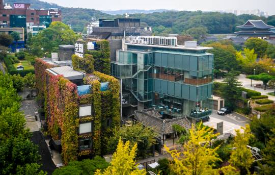 서울 종로구 율곡로 83에 있는 아라리오뮤지엄 인 스페이스 전경. 건축사무소 공간의 예전 사옥 이었으며 벽돌건물, 통유리건물, 한옥이 한데 어우러져 독특한 분위기를 풍긴다. /송은석기자