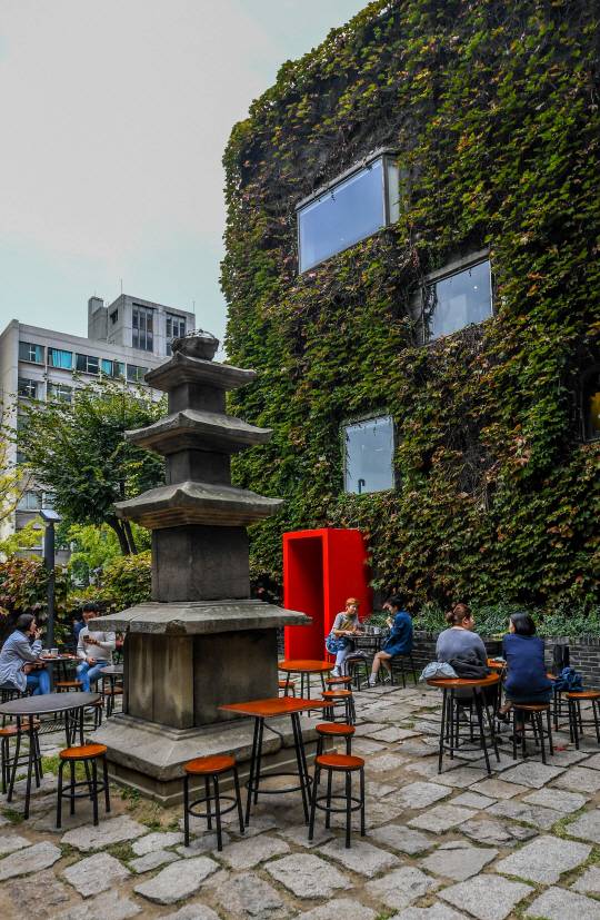 벽돌건물(공간 구사옥)과 통유리 건물 사이에 위치한 고려석탑. 김수근 건축가가 필동에서 직접 구입한 것이다./송은석기자