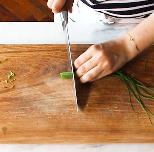 실파나 쪽파, 차이브(허브) 등을 가늘게 잘라 준비한다.