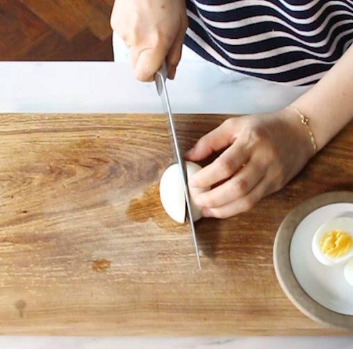 삶은 계란을 반으로 갈라 속을 파낸다.