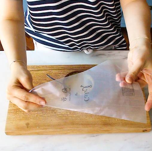 만들어둔 노른자 소스를 짤 주머니에 넣는다.