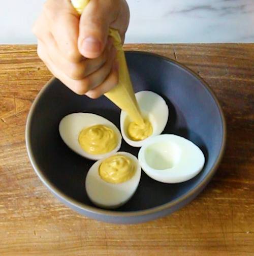 노른자 소스로 계란 흰자의 속을 채운다.