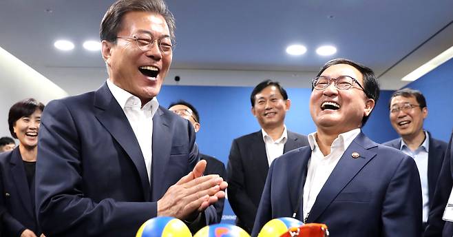 문재인 대통령이 11일 오후 서울 상암동 에스플렉스센터에서 열린 4차산업혁명위원회 출범식 및 1차회의에 앞서 어린이들의 대통령으로 불리는 '뽀로로'의 인공지능 로봇인 '뽀로롯'과 얘기를 나누며 활짝 웃고 있다. 오른쪽은 유영민 과학기술정보통신부 장관. [연합뉴스]