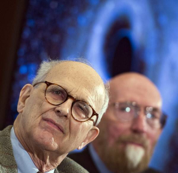 매사추세츠공과대학(MIT)의 라이너 바이스 교수(왼쪽)와 캘리포니아공과대학(칼텍) 킵 손 교수가 지난해 2월 미국 워싱턴에서 열린 기자회견에서 중력파 발견에 관한 설명을 듣고 있다. 연합뉴스