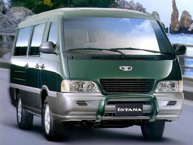 1998년 쌍용차가 대우차에 인수됐을 당시, 대우 로고를 잠시 붙이고 나왔다