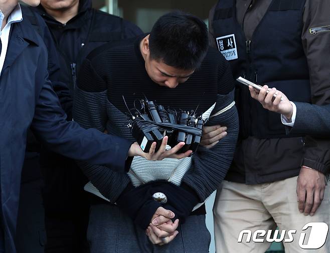 딸의 친구를 살해하고 시신을 유기한 혐의를 받고 있는 '어금니 아빠' 이영학이 13일 오전 서울 중랑경찰서에서 서울북부지검으로 송치되기 전 고개를 숙이고 있다.  2017.10.13/뉴스1 © News1 신웅수 기자