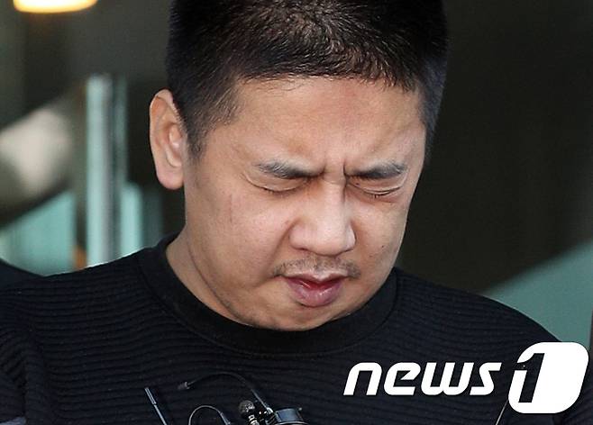 검찰로 송치되는 '어금니 아빠' 이영학. 2017.10.13/뉴스1 © News1 신웅수 기자