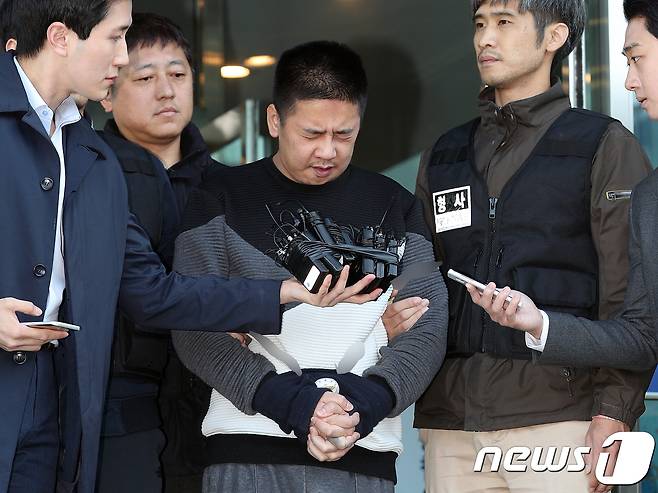 딸의 친구를 살해하고 시신을 유기한 혐의를 받고 있는 '어금니 아빠' 이영학이 13일 오전 서울 중랑경찰서에서 서울북부지검으로 호송되고 있다.  2017.10.13/뉴스1 © News1 신웅수 기자