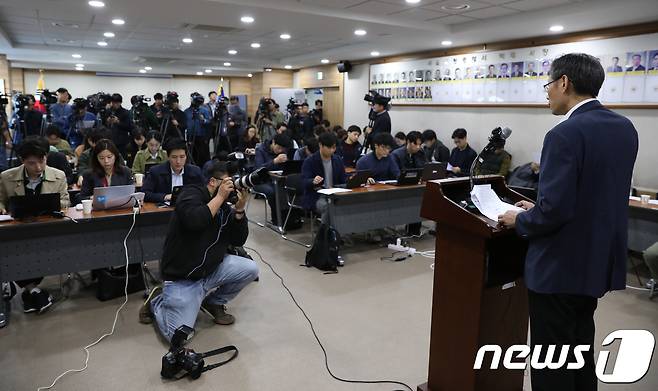 13일 오전 서울 중랑경찰서에서 길우근 형사과장이 '어금니 아빠' 이영학에 대한 수사결과를 브리핑하고 있다. 2017.10.13/뉴스1 © News1 신웅수 기자