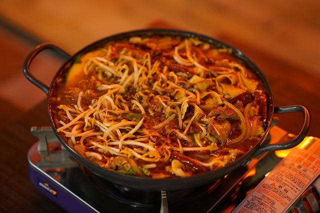 쓰촨식 양고기 마라전골. 라라관 제공.