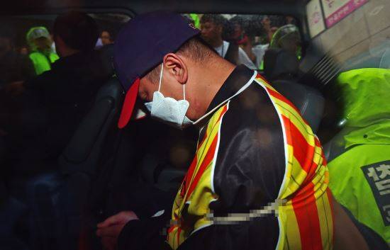 여중생 딸 친구를 살해·시신 유기한 혐의를 받는 피의자 '어금니 아빠' 이영학씨가 11일 서울 중랑구 망우동 자택에서 현장검증을 마친 뒤 나서고 있다. 서영희 기자