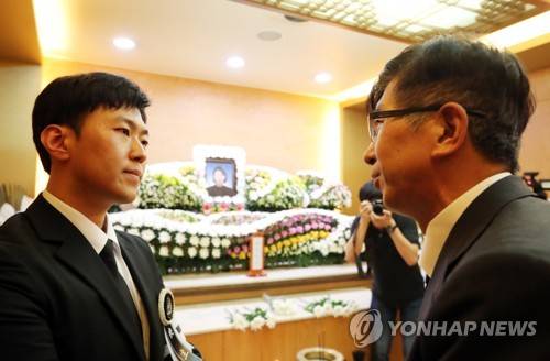 (부산=연합뉴스) 김재홍 기자 = 13일 오후 부산시 부산진구 부산시민장례식장에 마련된 세월호 일반인 희생자 이영숙(54·여) 씨의 빈소에서 아들 박경태(31·왼쪽) 씨가 조문객으로 찾아온 이상식(오른쪽) 국무총리실 민정실장과 이야기를 나누고 있다. 이씨의 유해는 올해 5월 22일 세월호 3층 선미 좌현 객실에서 구명조끼를 입은 채 흩어지지 않은 모습으로 발견됐다. 2017.10.13      pitbull@yna.co.kr