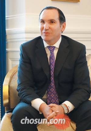 트럼프 호텔의 미켈 뎀린코트 총지배인은 워싱턴에서 트럼프 가족을 가장 잘 아는 사람으로 꼽힌다. 그는 “트럼프 회사에 15~25년 장기 근무하는 사람이 많은데 가족처럼 존중받는다고 느끼기 때문”이라고 했다. / 강인선 워싱턴 지국장