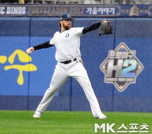 15일 열릴 5차전에 선발로 나설 에릭 해커가 지난 12일 빗 속에서 훈련에 임하고 있다. 사진=김재현 기자