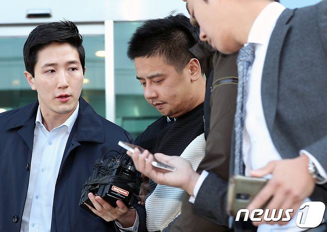 딸의 친구를 살해하고 시신을 유기한 혐의를 받고 있는 '어금니 아빠' 이영학이 13일 오전 서울 중랑경찰서에서 서울북부지검으로 송치되고 있다. 2017.10.13/뉴스1 © News1 신웅수 기자