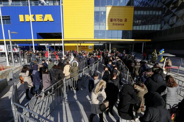 ▲글로벌 가구기업 이케아가 국내에 처음 문을 연 2014년 12월18일, 경기도 광명시 매장 앞에 입장하려는 고객들이 길게 줄을 서서 기다리고 있다.   광명/김명진 기자 littleprince@hani.co.kr