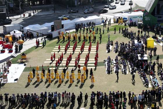 대한제국 선포 120주년을 기념하는 '대한의 시작, 그날!'이 14일 오전 서울 시청광장에서 열렸다. 이날 행사에서는 고천제, 고종황제 즉위식, 대한제국 선포식, 환구대제가 재현되었다. 장진영 기자