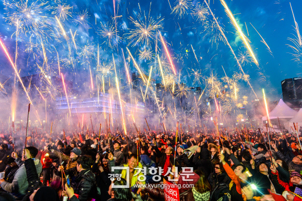 지난 3월11일 서울 광화문 광장에서 마지막 촛불집회(20차)가 열리고 있다. 촛불집회는 지난해 10월 29일을 시작으로 매주 주말마다 서울 도심에서 진행됐다. 이준헌 기자 ifwedont@