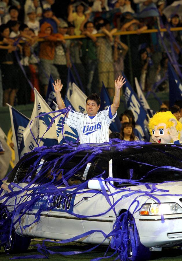 2010년 은퇴식에서  양준혁이 인사를  하고 있다.[동아 DB]