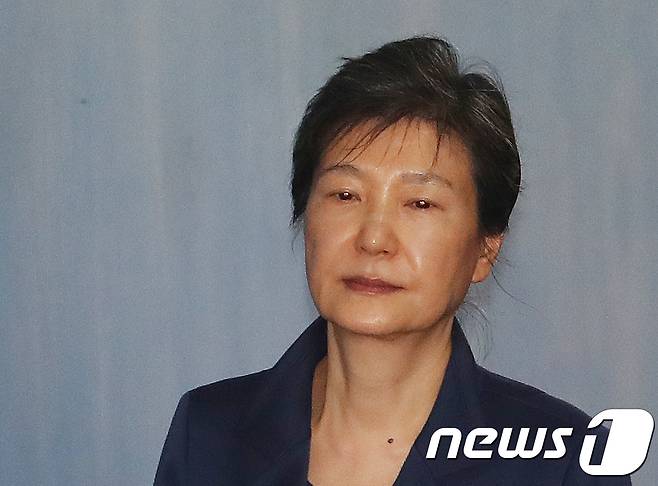 박근혜 전 대통령이 16일 오전 서울 서초구 서울중앙지방법원에서 열린 '592억 뇌물' 관련 80회 공판에 출석하고 있다. 2017.10.16/뉴스1 © News1 송원영 기자