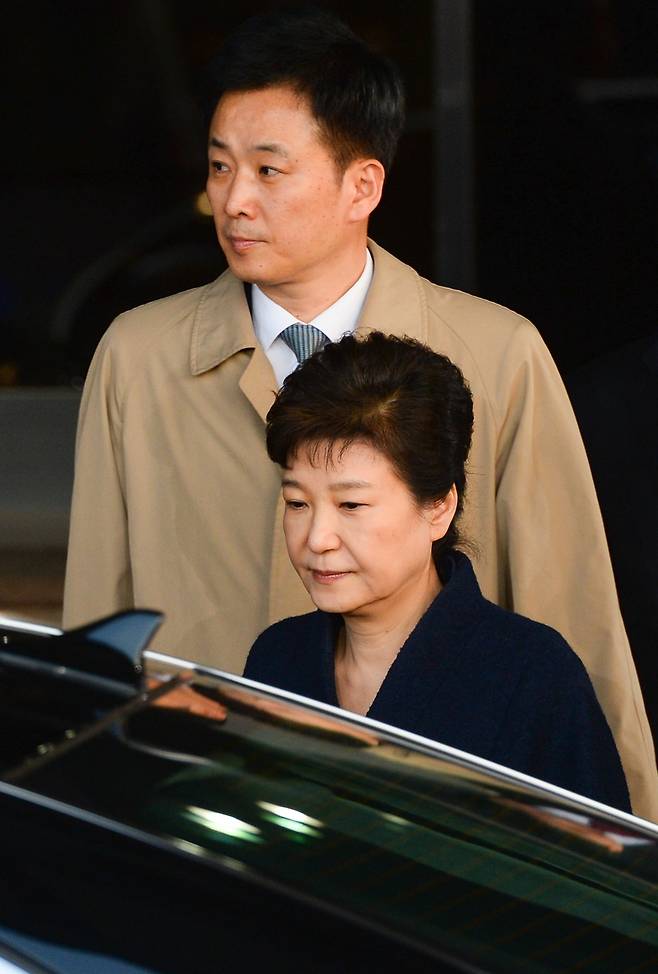 박근혜 전 대통령이 피의자 신분으로 검찰조사를 마친 지난 3월22일 유영하 변호사등 수행원들과 서울 서초동 서울중앙지검을 나서고 있다. 사진공동취재단