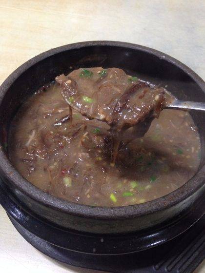 뭍에서 먹는 매운맛이 강한 육개장과는 차원이 다르다. 고사리와 돼지 육수가 기본인데다 점도가 높아 고기죽 같다.